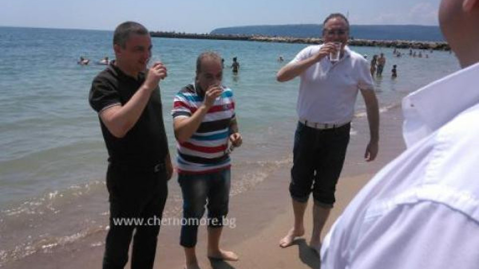 Зам.-министър, областен и кмет пиха морска вода
