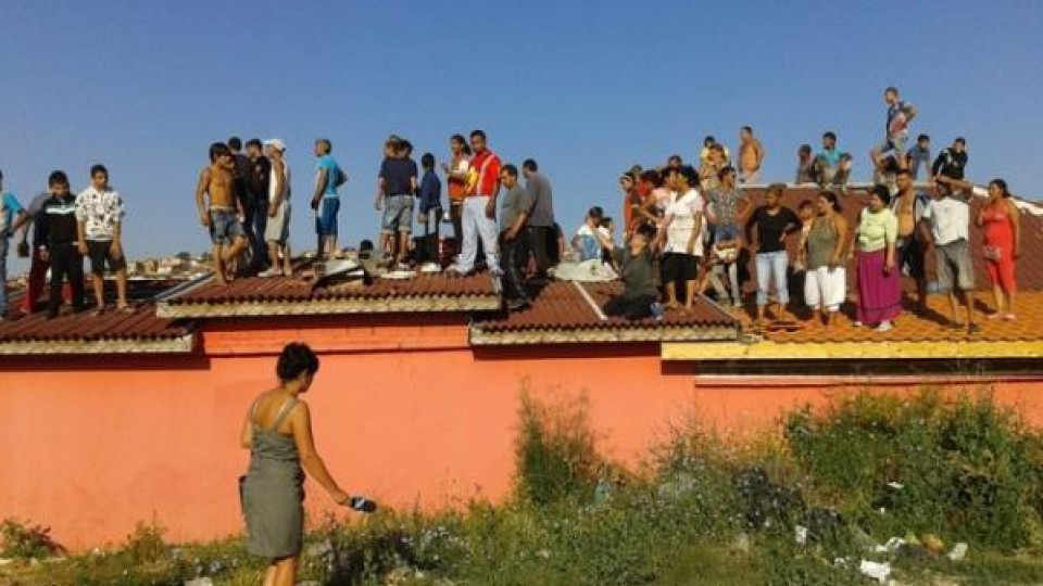 Жандармерия, камъни и багери в ромската махала на Стара Загора Жандармерия, камъни и багери в ромската махала на Стара Загора