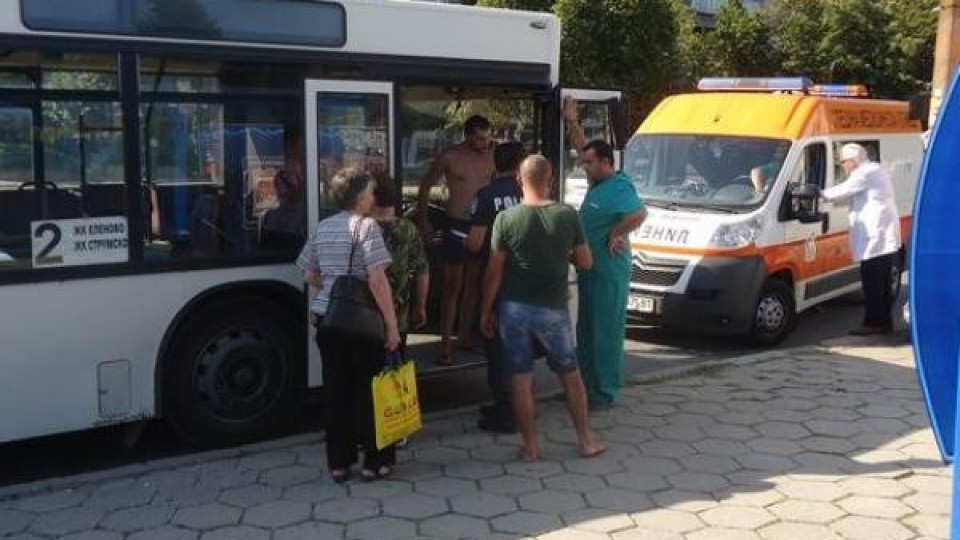 Луд пътник преби контрольор в градски автобус и избяга с парите