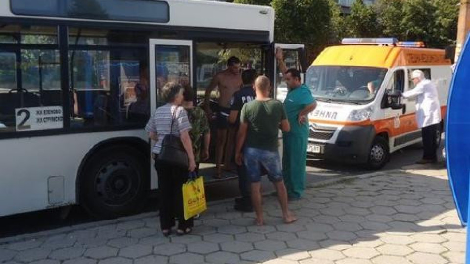 Луд пътник преби контрольор в градски автобус и избяга с парите Луд пътник преби контрольор в градски автобус и избяга с парите