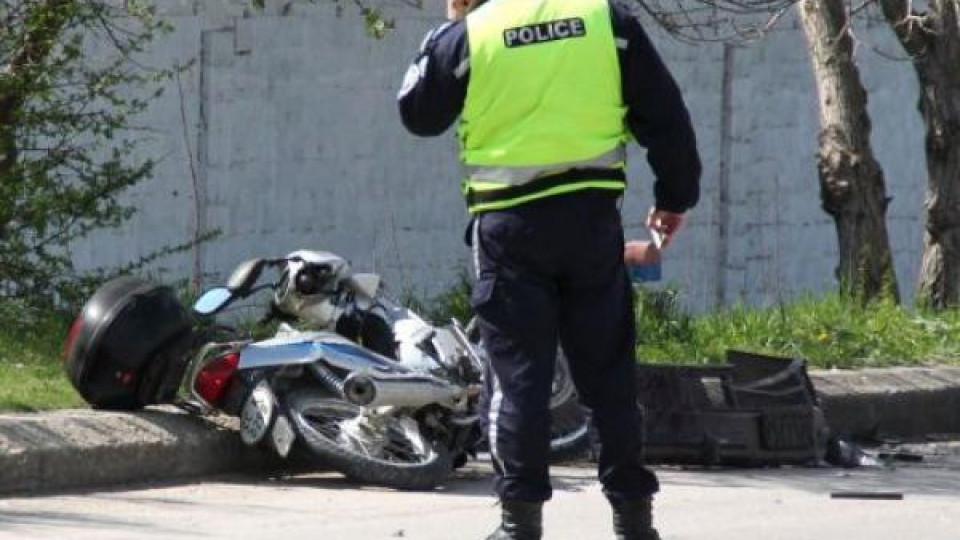 Моторист се размаза челно в кола Моторист се размаза челно в кола
