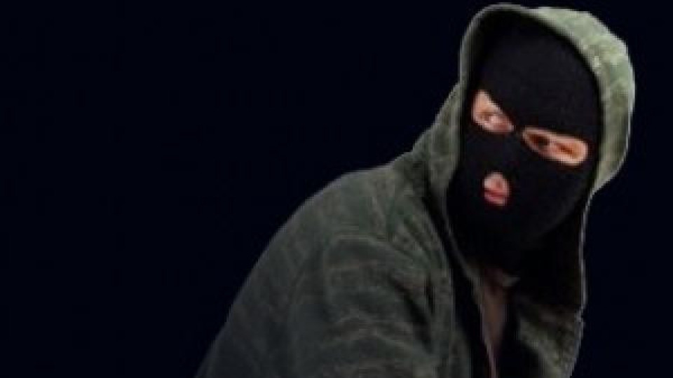 Момчета тръгнали с маски велосипед да крадат, не им се получи Момчета тръгнали с маски велосипед да крадат, не им се получи