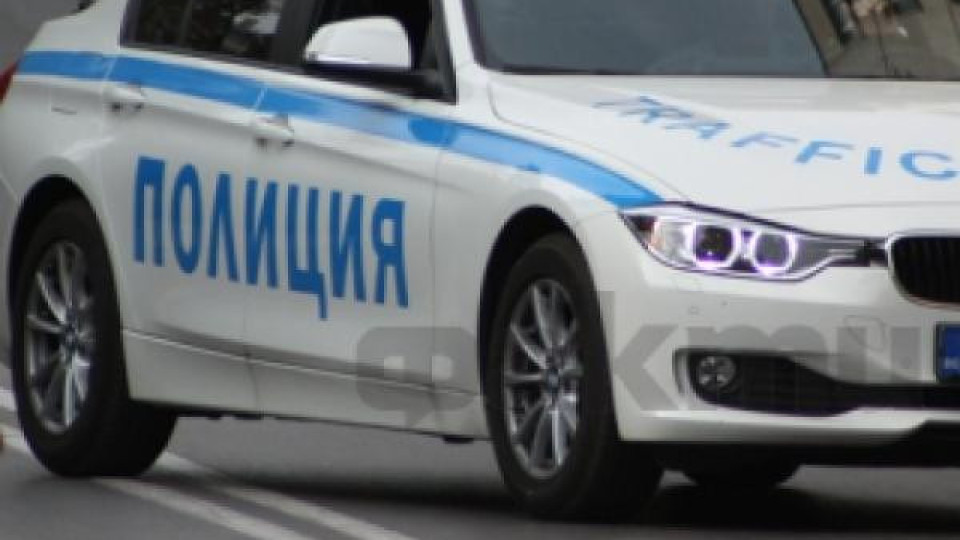 Младеж потроши кола с метална тръба Младеж потроши кола с метална тръба