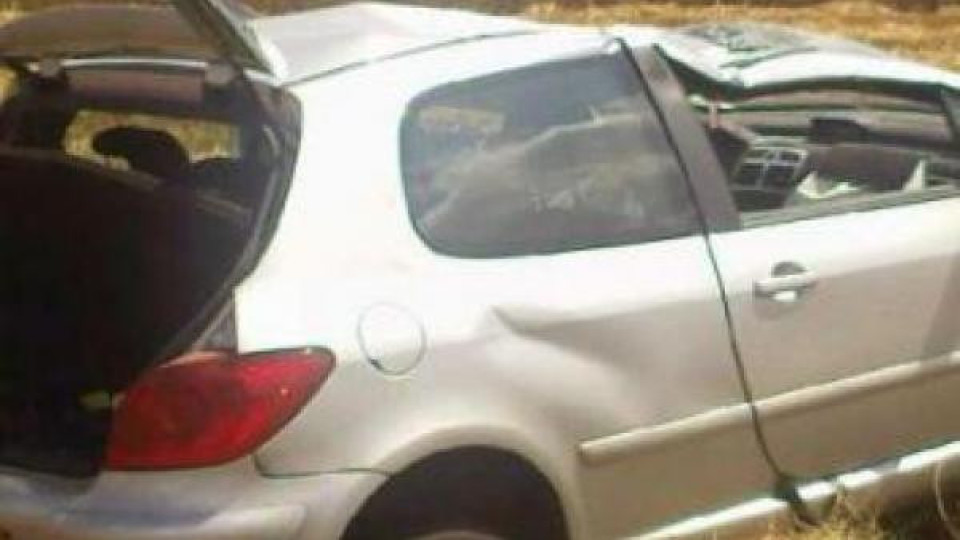 Жена се вряза в камион с автомобила си. По чудо останала невредима Жена се вряза в камион с автомобила си. По чудо останала невредима