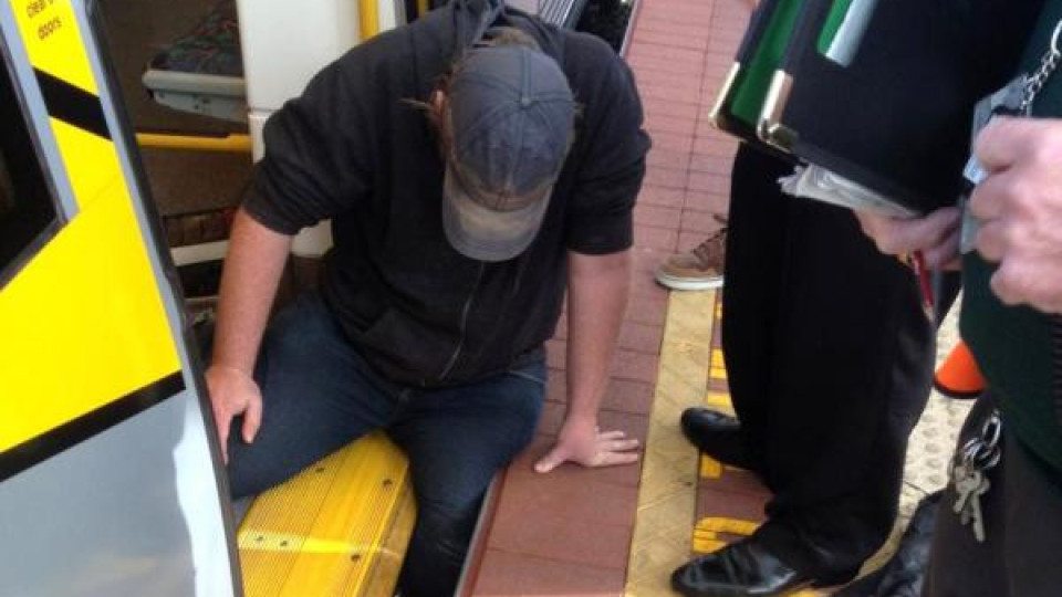 ВИДЕО: Над 100 души повдигнаха метрото, за да освободят мъж