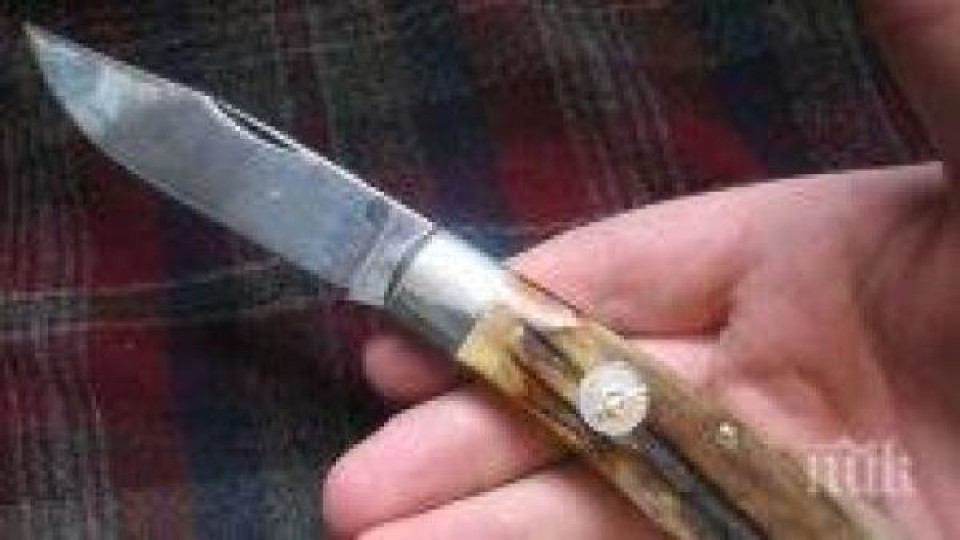 Трима хлапаци плашели пенсионери с нож, взимали им парите Трима хлапаци плашели пенсионери с нож, взимали им парите