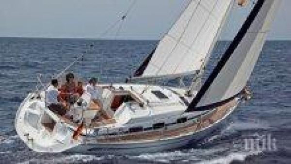 Откриха откраднатата луксозна българска яхта - на борда й се криели 60 бежанци от Сирия и Ирак Откриха откраднатата луксозна българска яхта - на борда й се криели 60 бежанци от Сирия и Ирак