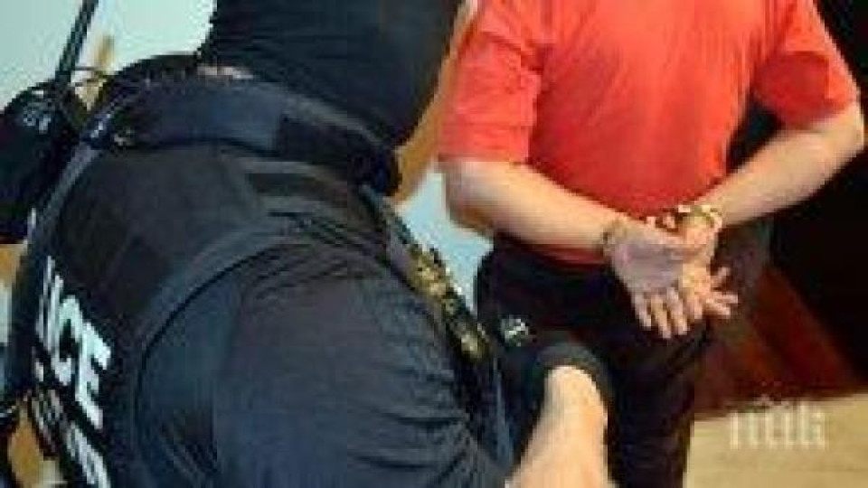 Полицията в Пловдив арестува петима за разпространение на дрога Полицията в Пловдив арестува петима за разпространение на дрога