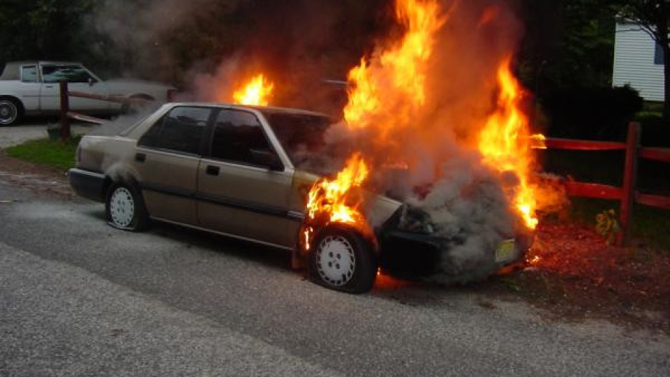 Четири коли горяха в бургаския квартал "Сарафово"