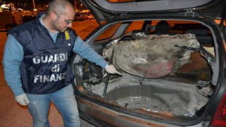 Хванаха над 2 килограма хероин в джобовете на българин