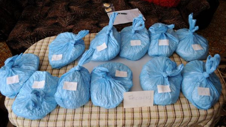 Хванаха 54 килограма хапчета за амфетамини в Стара Загора (СНИМКИ+ВИДЕО)