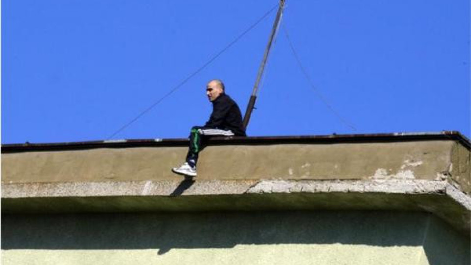 Осъден доживот заплашва да скочи от Бургаския затвор (СНИМКИ+ВИДЕО)