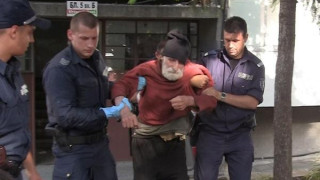 85-годишен едва не закла полицай в Бургас, плаши с пушка и нож (ВИДЕО)