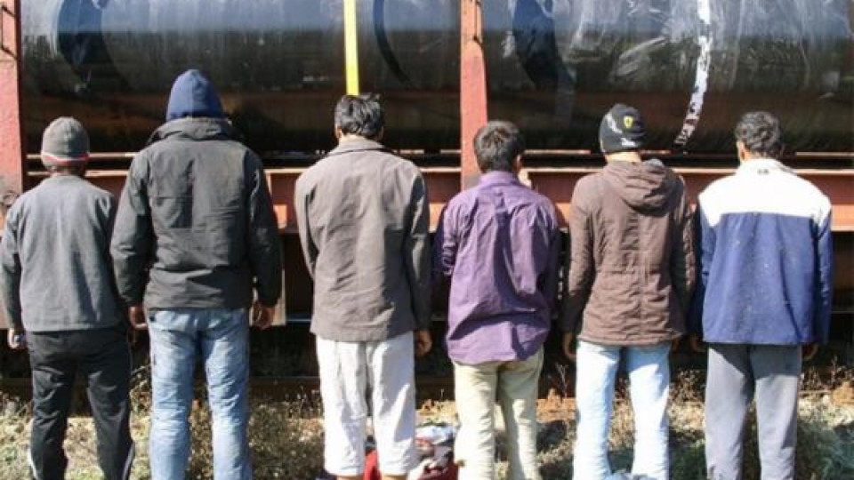 Задържаха 11 нелегални имигранти в село Крайново