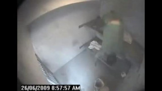 Трагичен опит за бягство от затвора през тоалетната чиния (ВИДЕО)