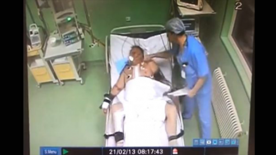 Камера засне как лекар бие пациенти след операция