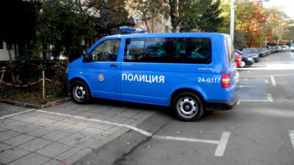 Откраднаха 15 000 от микробус в Бургас Откраднаха 15 000 от микробус в Бургас