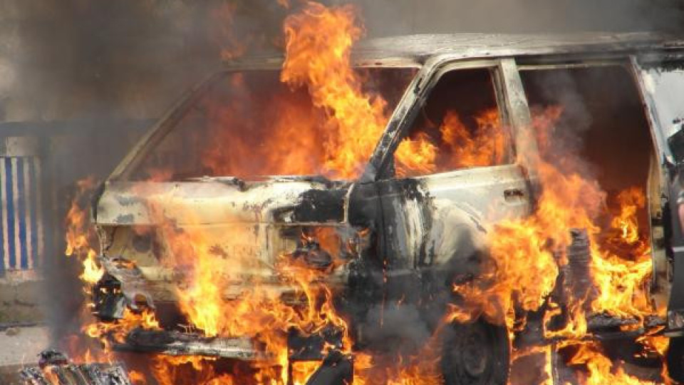 Запалиха два автомобила в Бургас Запалиха два автомобила в Бургас