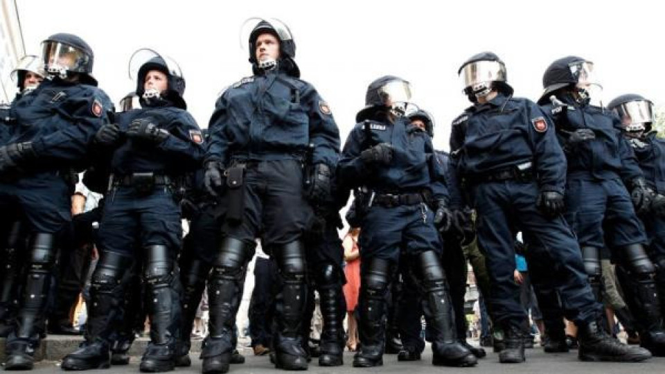 Футболни фенове се бият в Бургас, няма полицаи да ги спрат (ВИДЕО)
