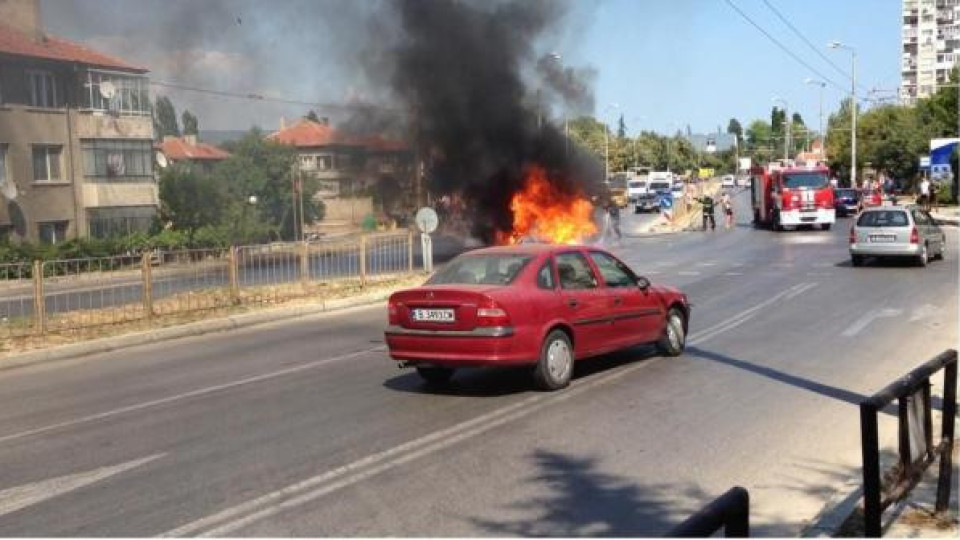 Моторист горя с мотора си на пътя в кв. Аспарухово във Варна (ВИДЕО)