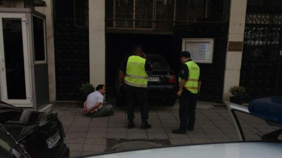 Автомобил се вряза в турското посолство