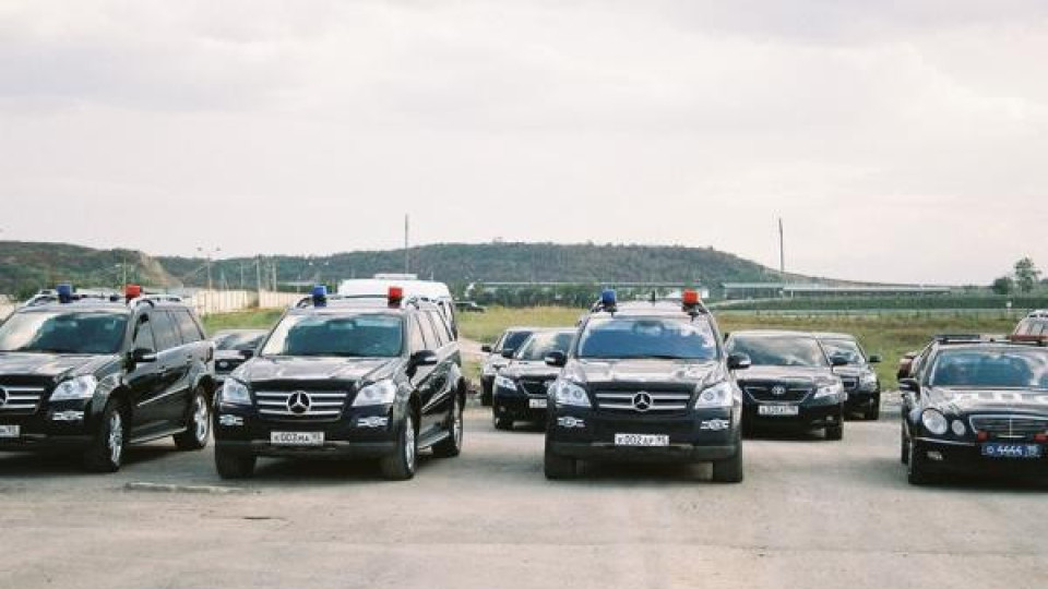 ВИДЕО: Охранители в Русия изблъскват кола от пътя