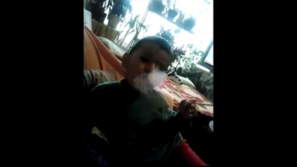 Българска майка кара малките си деца да пушат (ВИДЕО)