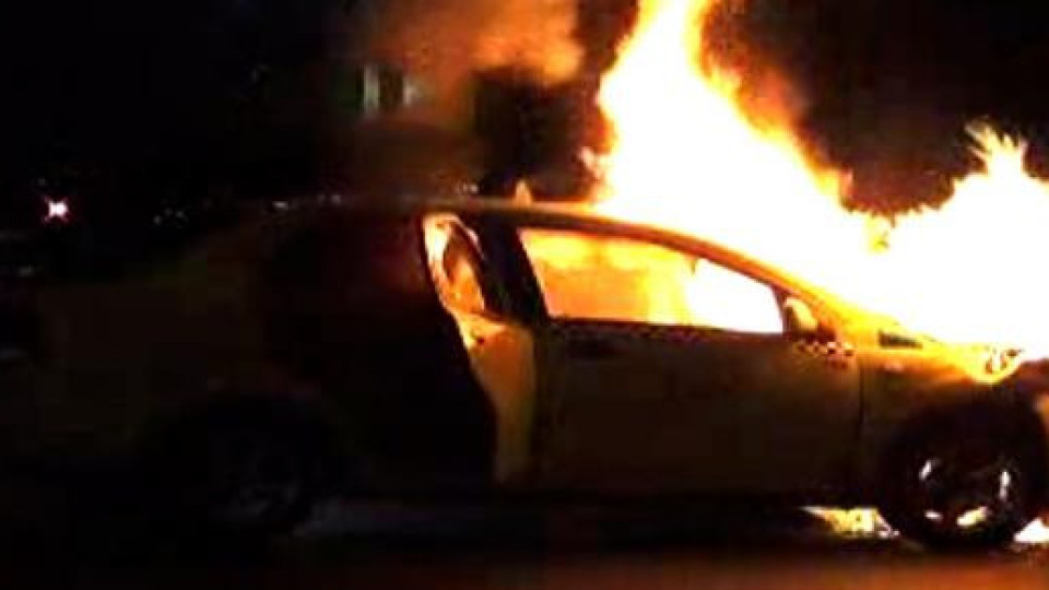 Видео: Такси се запали на столичния бул.