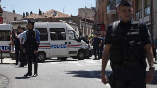 Стрелба в офисите на вестник и банка и заложническа драма във Франция