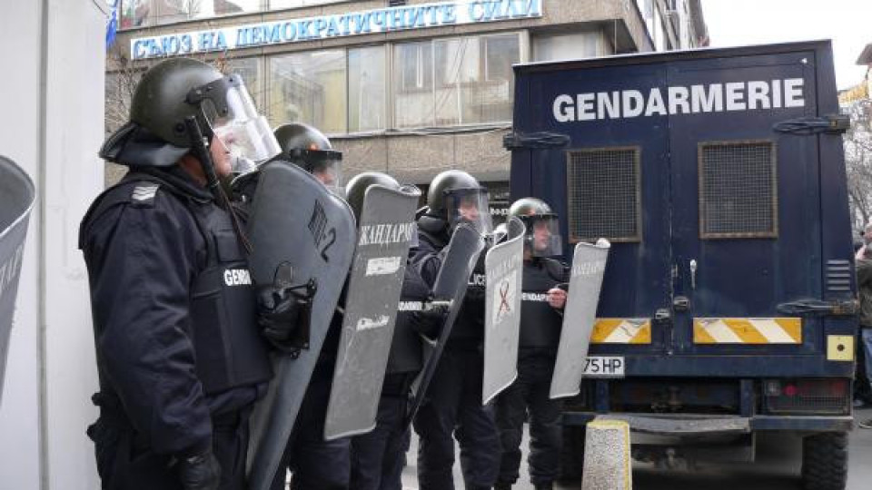 Сблъсъци между студентите и полицейския кордон в София