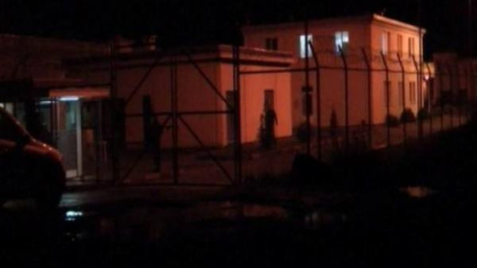 Седем опасни, въоръжени престъпници избягаха от албански затвор