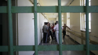 Затворник реже тялото си, за да избяга