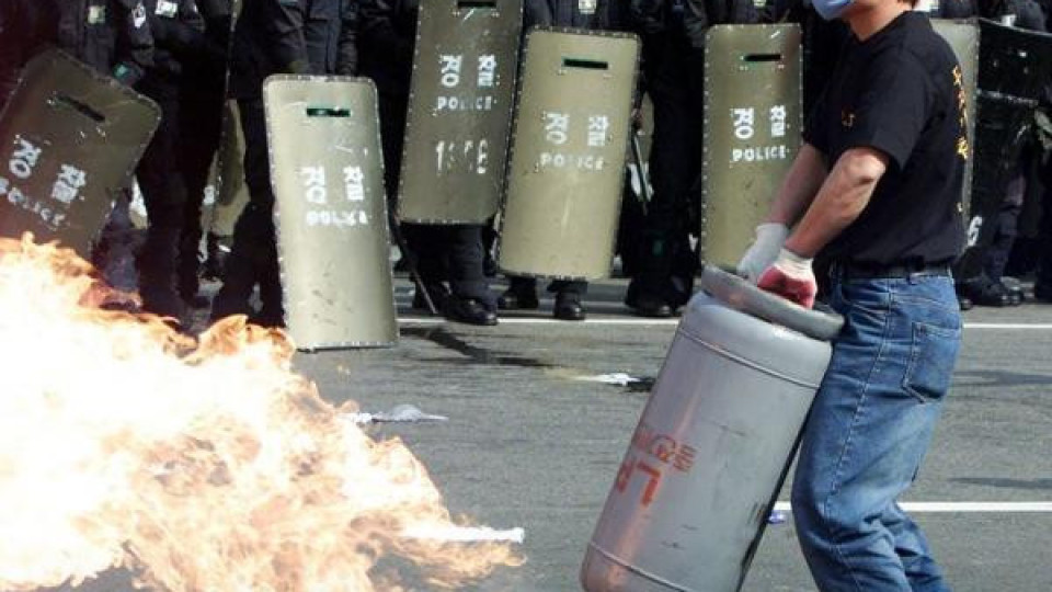 Какво се случва на протестите в Южна Корея (ВИДЕО)