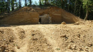 Иманяри разкопават тракийската могила