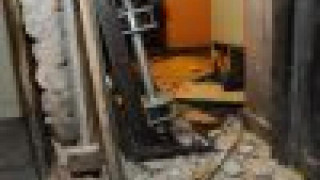 Работник е с отрязани крака след взрив в Разлог