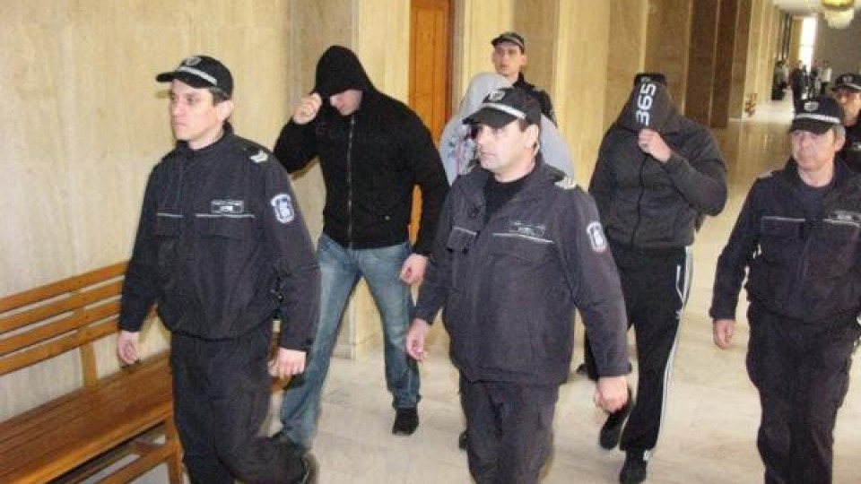 Бандата на Рижите събирала с бухалки по 1 милион на година от длъжници на "Кредилайн" Бандата на Рижите събирала с бухалки по 1 милион на година от длъжници на "Кредилайн"