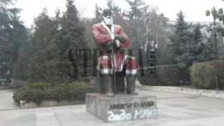 Скандално! Паметник осъмна омаскарен като Дядо Мраз (ФОТО)