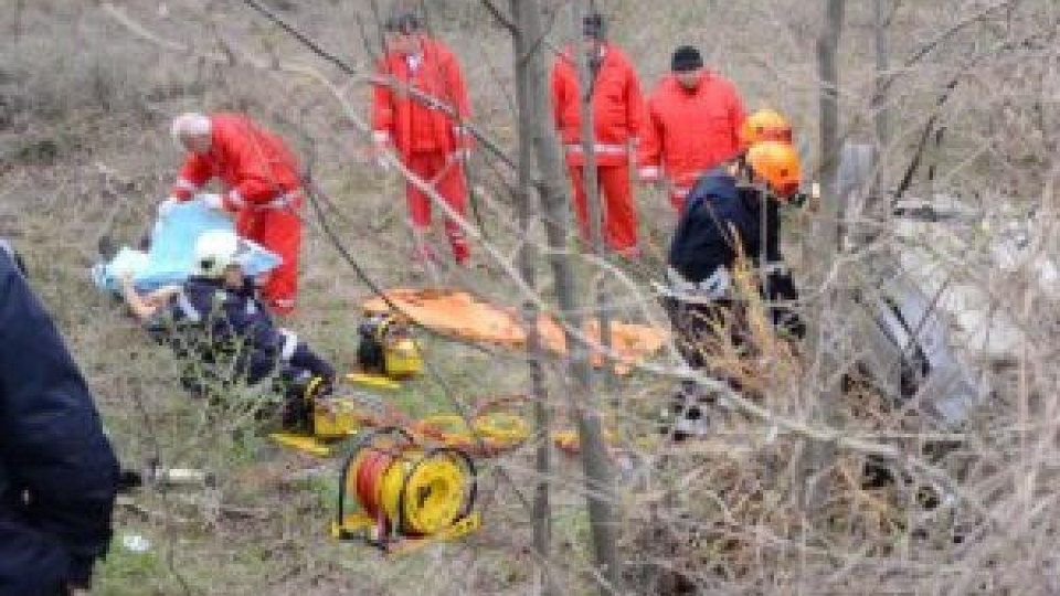 Пожарникар извади умираща жена от кола, а тя се оказа дъщеря му! Пожарникар извади умираща жена от кола, а тя се оказа дъщеря му!