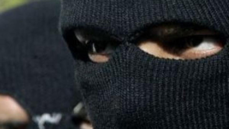 Маскирани тарашат бизнесмен, пребиват го като куче за 20 бона!?