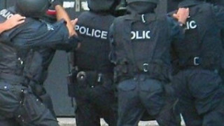 Страхотия! Маскирани спецченгета обсадиха Карлово