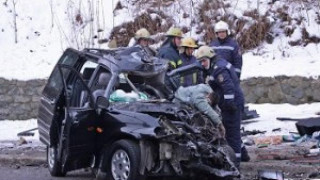 Зверско меле на пътя! Трима души пострадаха, мъж е в критично състояние!
