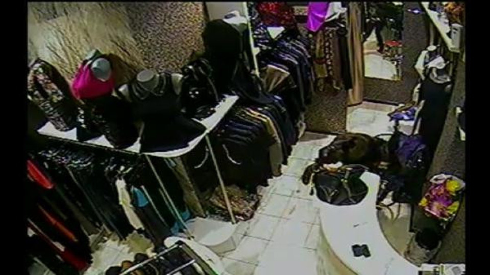 ВИДЕО: Българско момиче прави обир в магазин за дрехи