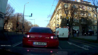 Кандидат-убиец с червена мазда кара като бесен в Бургас (видео)