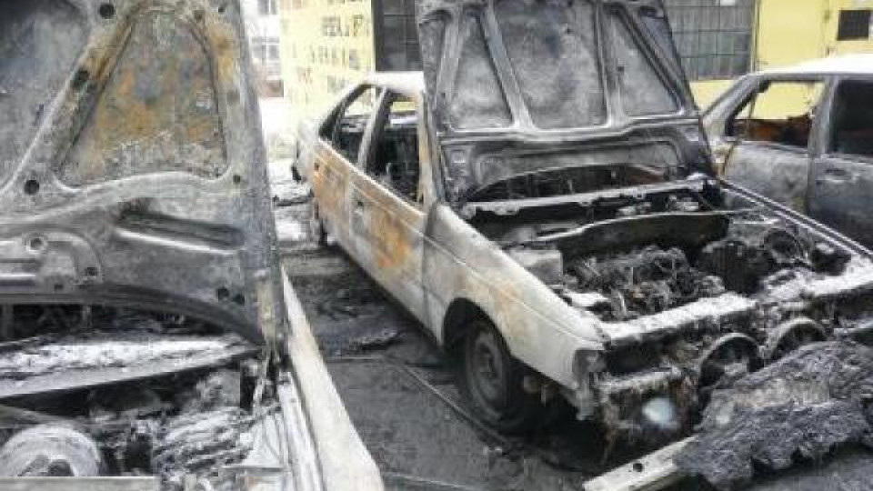 Запалиха два автомобила пред център „Аполо“ в Бургас Запалиха два автомобила пред център „Аполо“ в Бургас