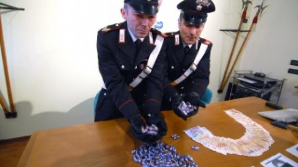 Спипаха българка с 1,3 кг хашиш в Италия Спипаха българка с 1,3 кг хашиш в Италия
