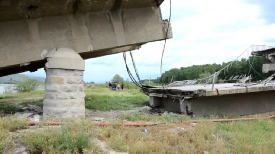 Разграбват срутеният мост на пътя за Петрич