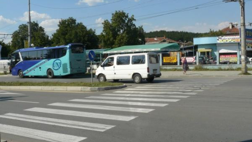 Момиче беше блъснато на пешеходна пътека