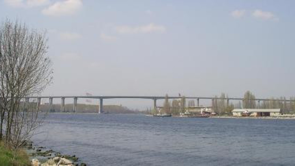 Момиче се самоуби като скочи от Аспаруховия мост