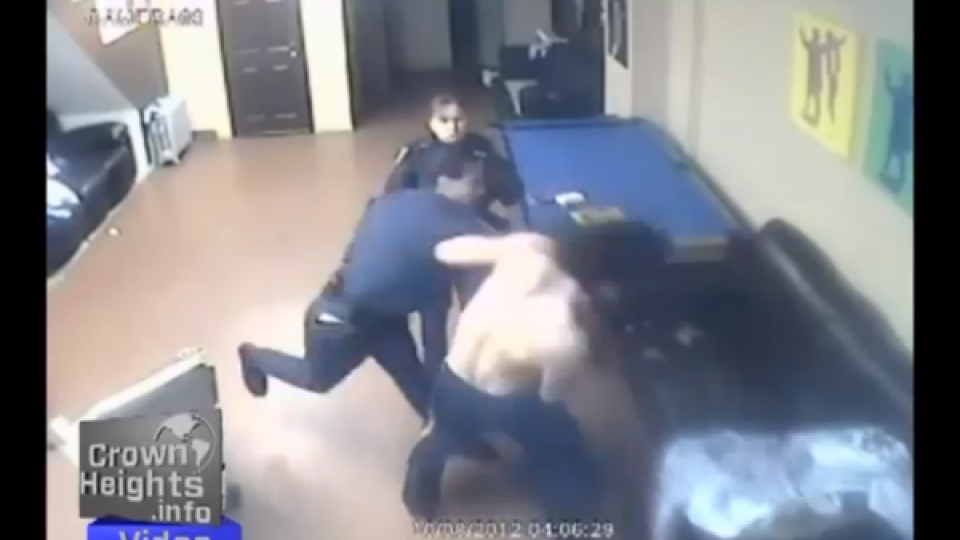 Полицаи от Ню Йорк пребиха мъж в синагога (ВИДЕО)
