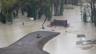 Поне три са жертвите на наводненията в Италия (снимки и видео)